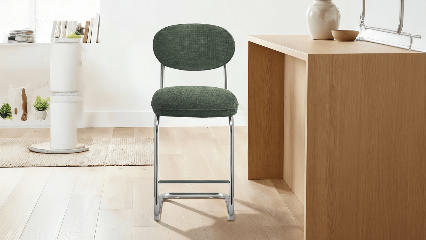 Lot de 2 tabourets de bar en tissu chenille vert, piètement chromé - Lou Lot de 2 tabourets de bar en tissu chenille vert, piètement chromé - Lou