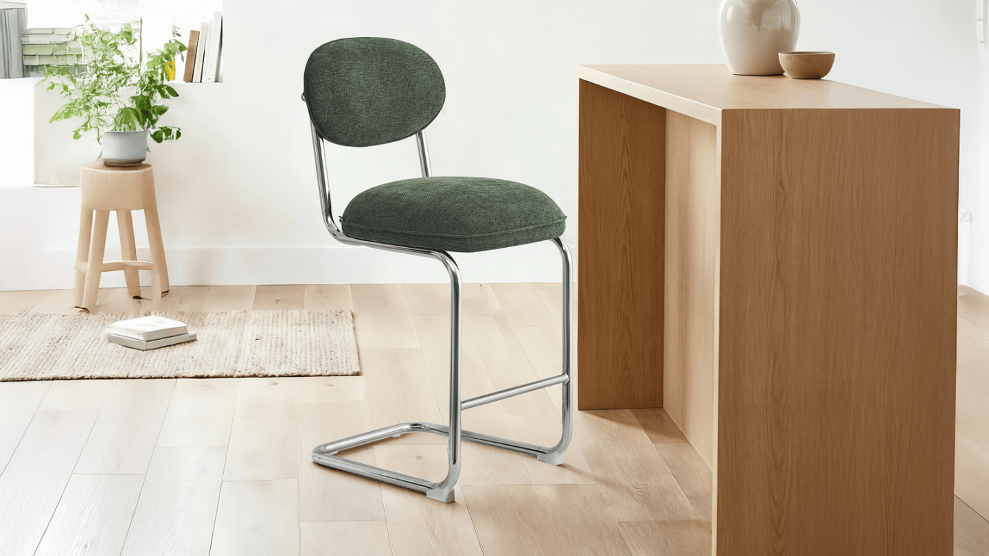 Lot de 2 tabourets de bar en tissu chenille vert, piètement chromé - Lou Lot de 2 tabourets de bar en tissu chenille vert, piètement chromé - Lou