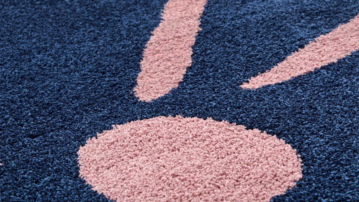 Tapis rétro style année 70 à fleurs bleu 120x160 cm - Bloom Blue Tapis rétro style année 70 à fleurs bleu 120x160 cm - Bloom Blue