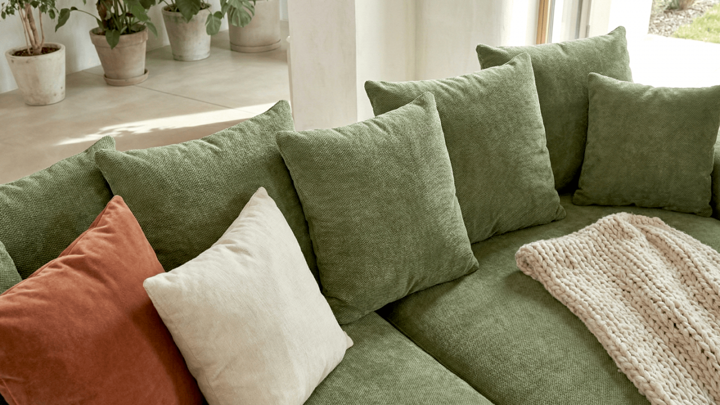 Canapé d'angle convertible réversible 4 places avec coffre de rangement en tissu chenille vert olive - Monceau Canapé d'angle convertible réversible 4 places avec coffre de rangement en tissu chenille vert olive - Monceau