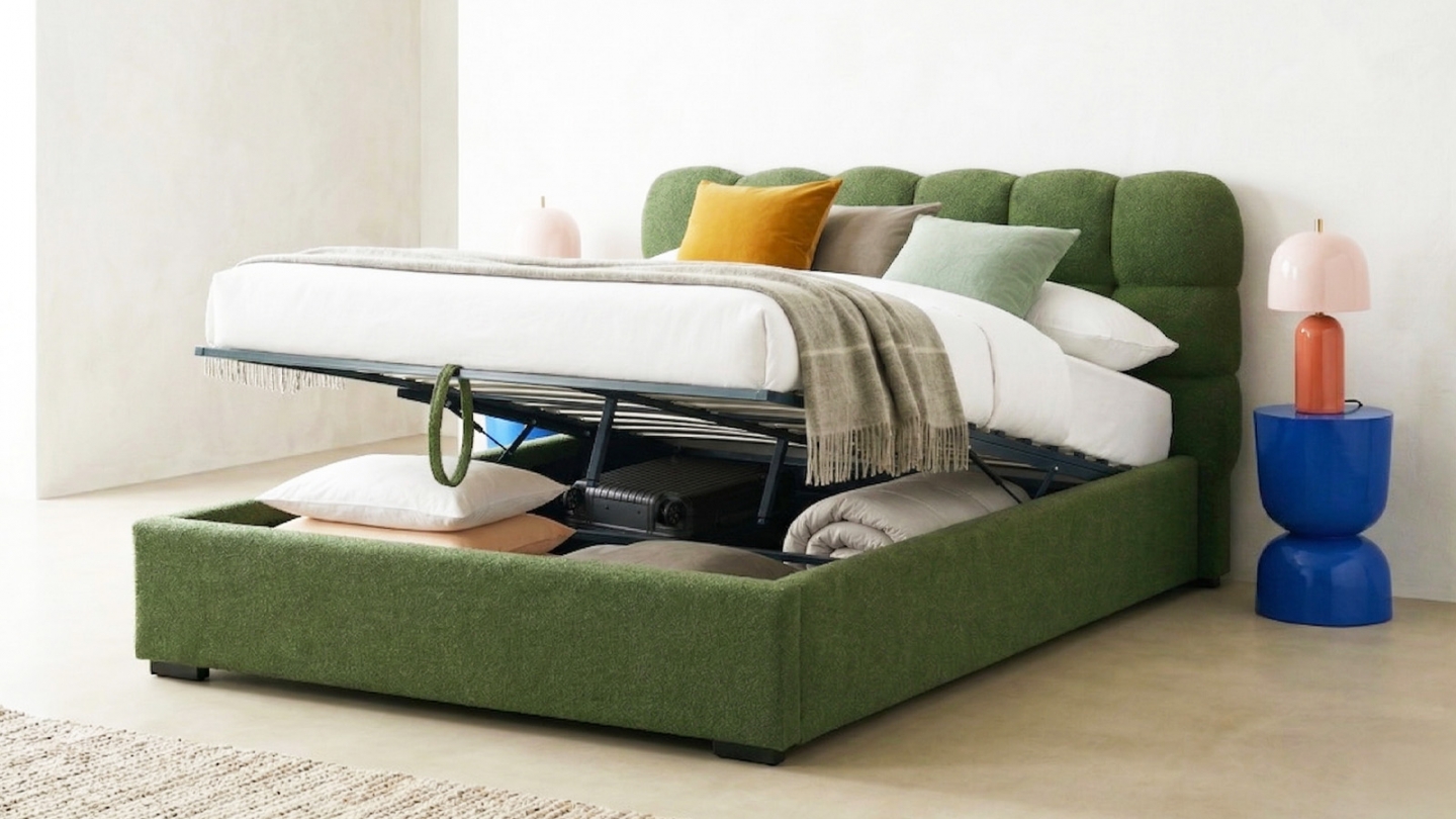 Lit coffre adulte 140x190 cm avec sommier et tête de lit capitonnée en tissu bouclé vert - Lola Lit coffre adulte 140x190 cm avec sommier et tête de lit capitonnée en tissu bouclé vert - Lola