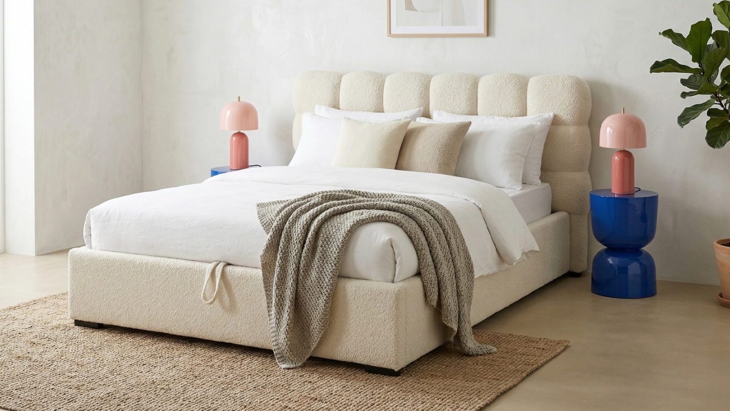 Lit coffre adulte 180x200 cm avec sommier et tête de lit capitonnée en tissu bouclé beige - Lola Lit coffre adulte 180x200 cm avec sommier et tête de lit capitonnée en tissu bouclé beige - Lola