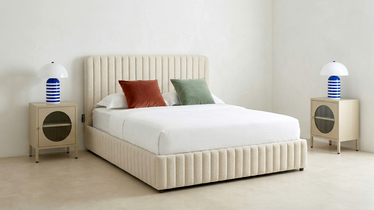 Lit coffre adulte 140x190 cm avec tête de lit capitonnée en tissu chenille beige - Alto Lit coffre adulte 140x190 cm avec tête de lit capitonnée en tissu chenille beige - Alto