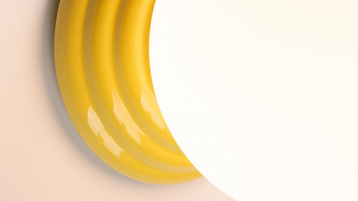 Applique murale en céramique jaune et globe en verre - Zori Applique murale en céramique jaune et globe en verre - Zori