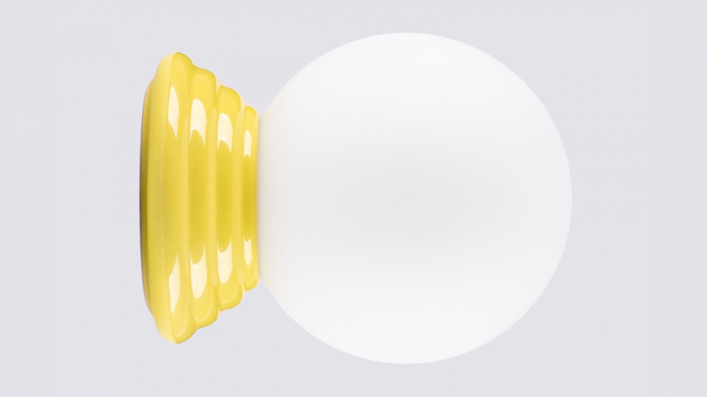 Applique murale en céramique jaune et globe en verre - Zori Applique murale en céramique jaune et globe en verre - Zori