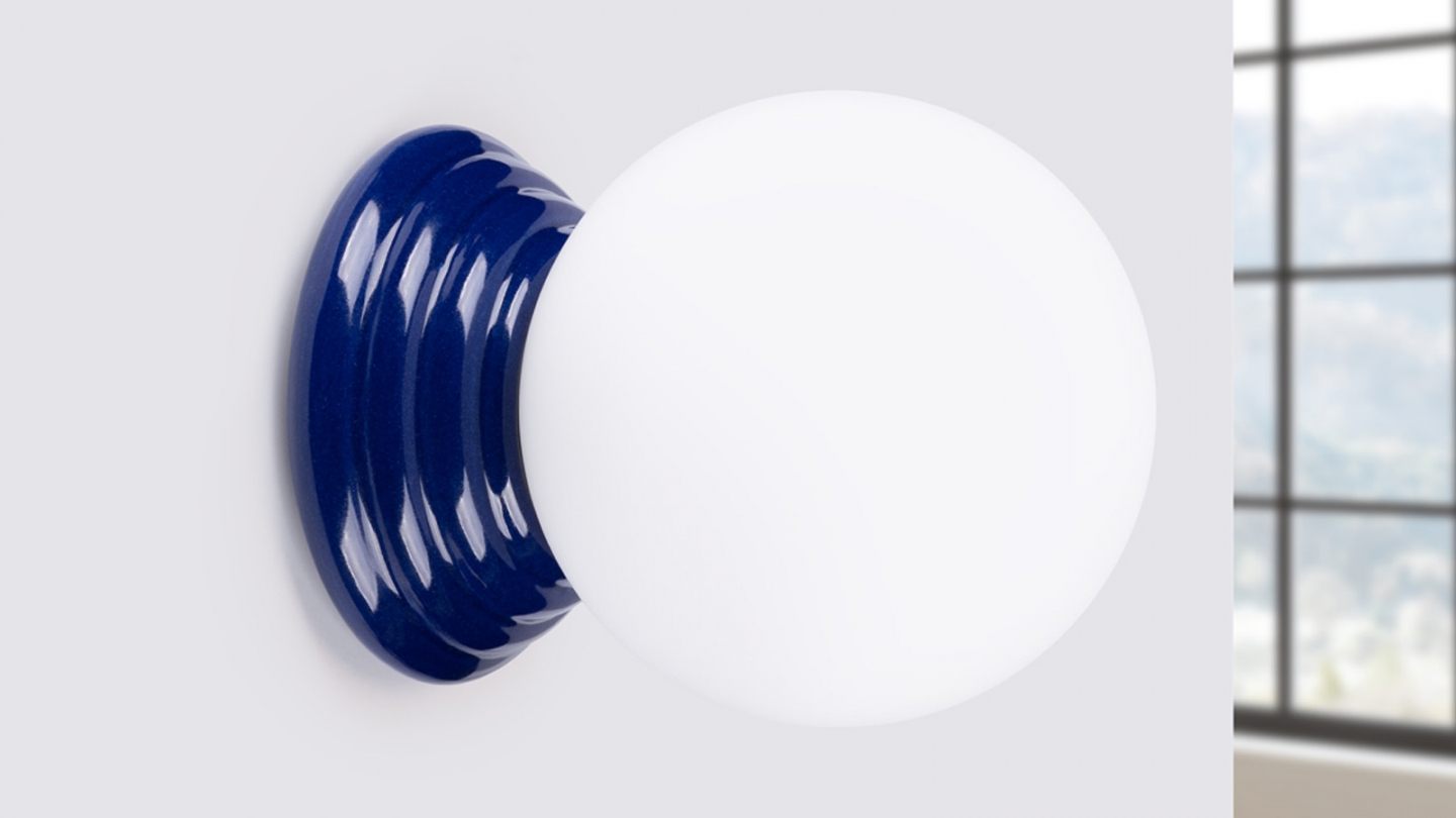 Applique murale en céramique bleu et globe en verre - Zori Applique murale en céramique bleu et globe en verre - Zori