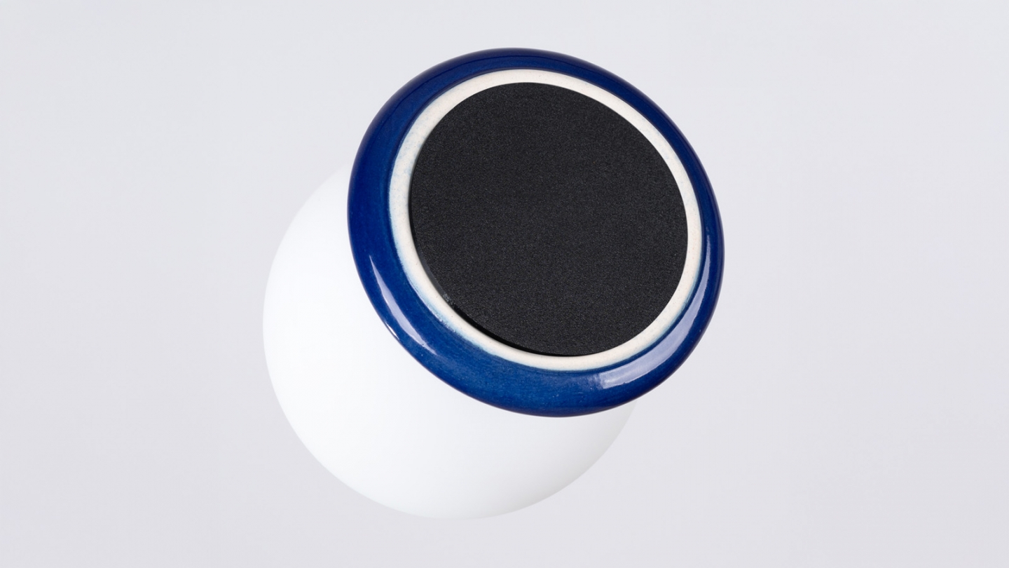 Applique murale en céramique bleu et globe en verre - Zori Applique murale en céramique bleu et globe en verre - Zori