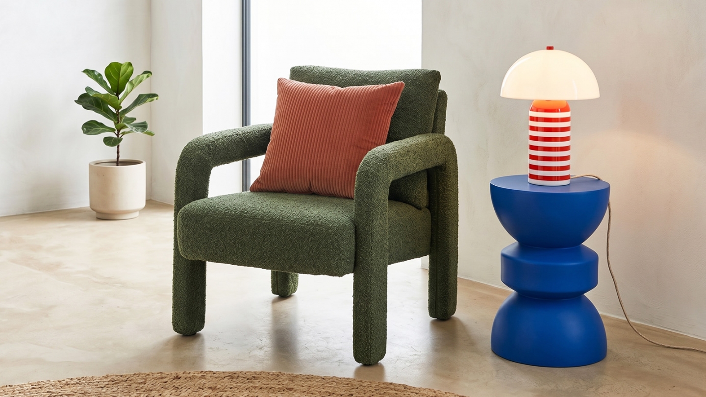 Fauteuil en bois et tissu bouclé vert kaki - Niko Fauteuil en bois et tissu bouclé vert kaki - Niko