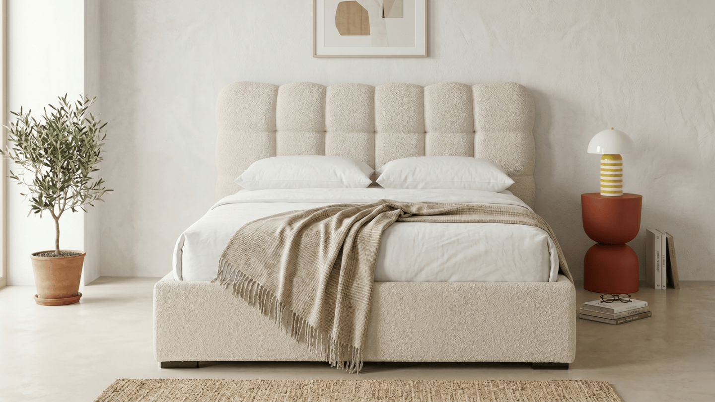 Lit coffre adulte 140x190 cm avec sommier et tête de lit capitonnée en tissu bouclé beige - Lola Lit coffre adulte 140x190 cm avec sommier et tête de lit capitonnée en tissu bouclé beige - Lola