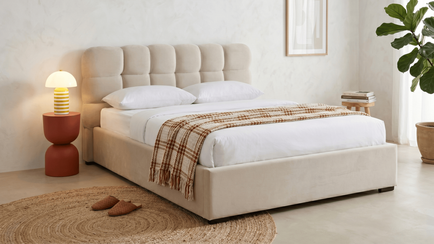 Lit coffre adulte 140x190 cm avec sommier et tête de lit capitonnée en velours beige - Lola Lit coffre adulte 140x190 cm avec sommier et tête de lit capitonnée en velours beige - Lola