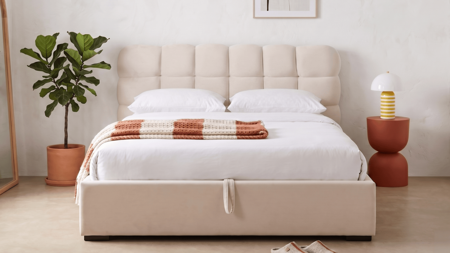 Lit coffre adulte 140x190 cm avec sommier et tête de lit capitonnée en velours beige - Lola Lit coffre adulte 140x190 cm avec sommier et tête de lit capitonnée en velours beige - Lola