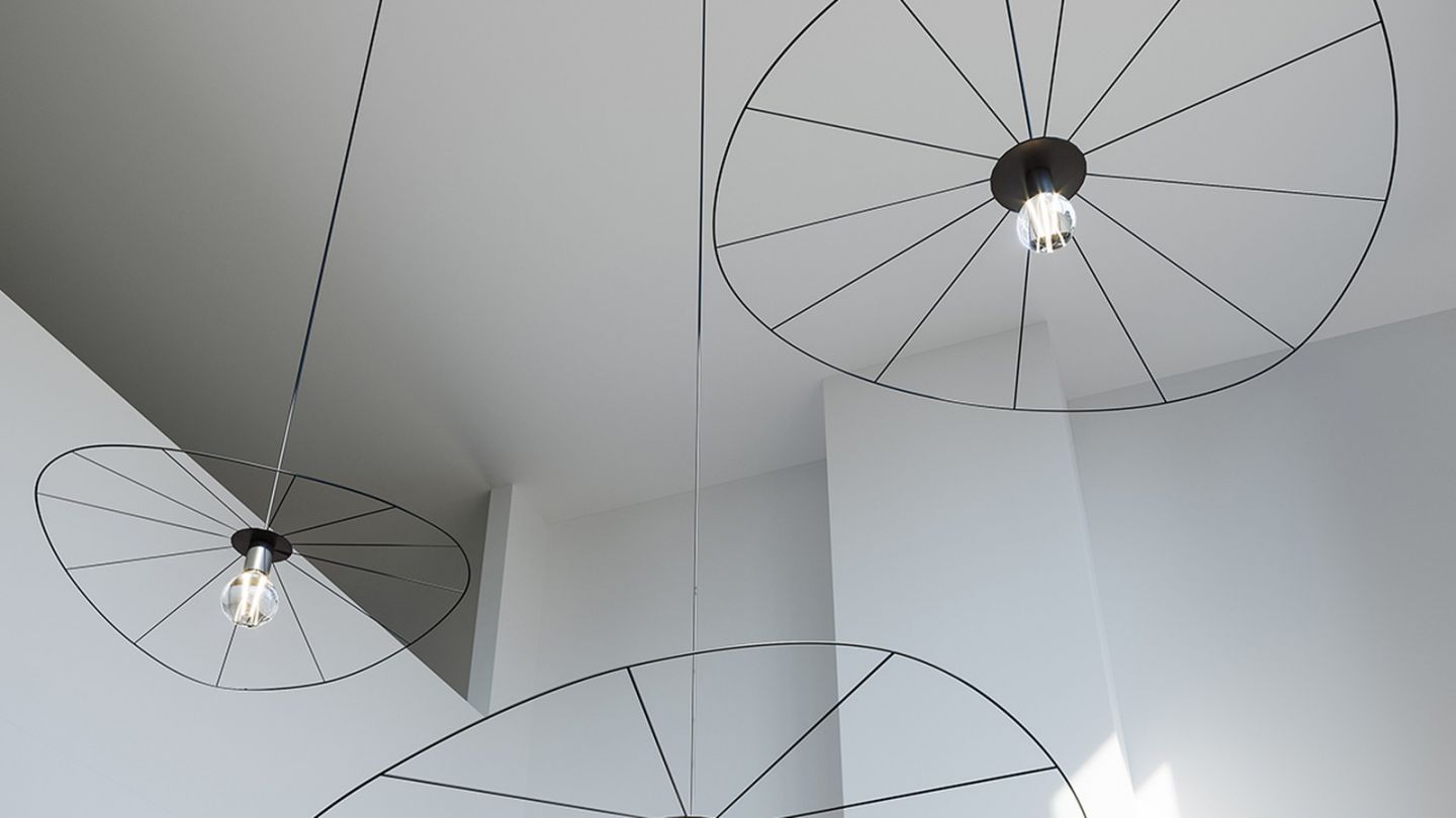 Suspension graphique en métal noir 140 cm - Eskola Suspension graphique en métal noir 140 cm - Eskola