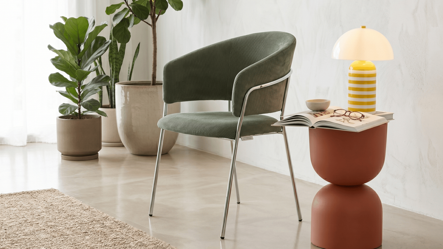 Lot de 2 chaises en velours côtelé vert kaki et piètement chromé - Isya Lot de 2 chaises en velours côtelé vert kaki et piètement chromé - Isya