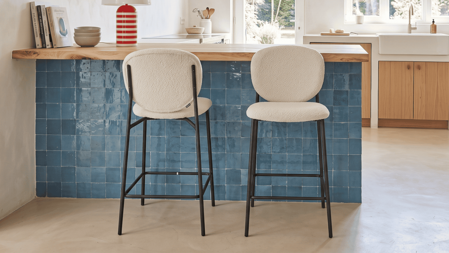 Lot de 2 tabourets de bar en tissu bouclé écru, piètement métal noir - Betty Lot de 2 tabourets de bar en tissu bouclé écru, piètement métal noir - Betty