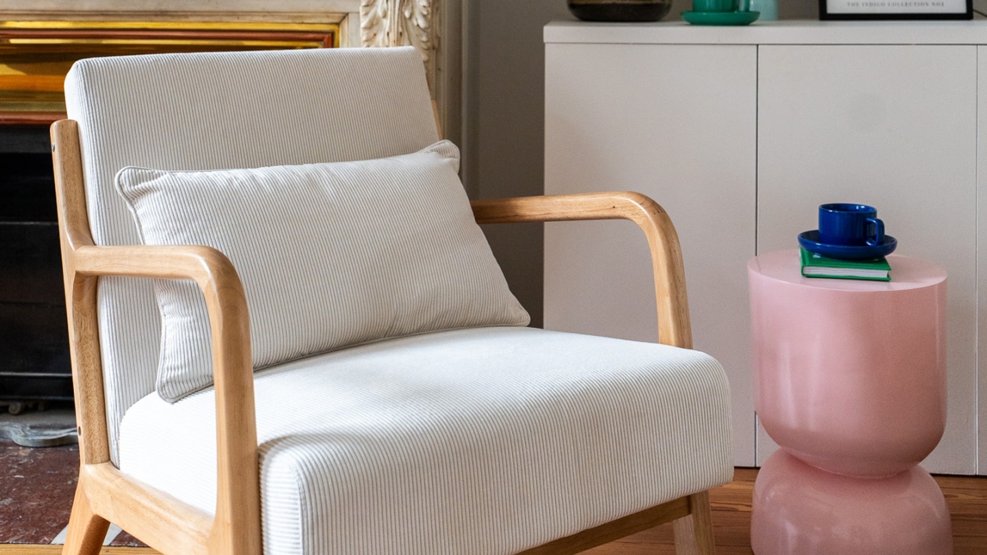 Fauteuil en bois et velours fines côtes beige - Lanna Fauteuil en bois et velours fines côtes beige - Lanna