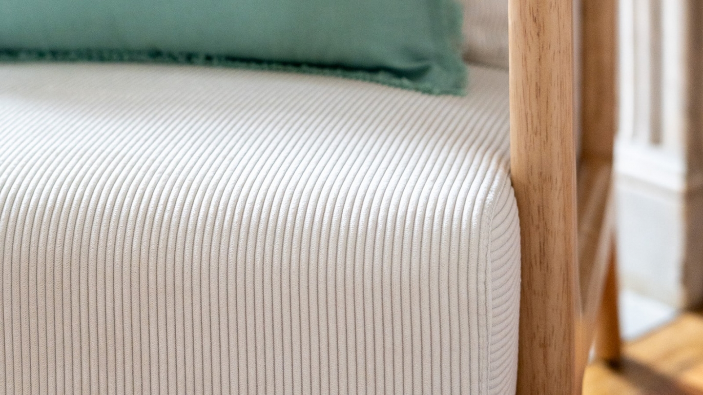 Fauteuil en bois et velours fines côtes beige - Lanna Fauteuil en bois et velours fines côtes beige - Lanna