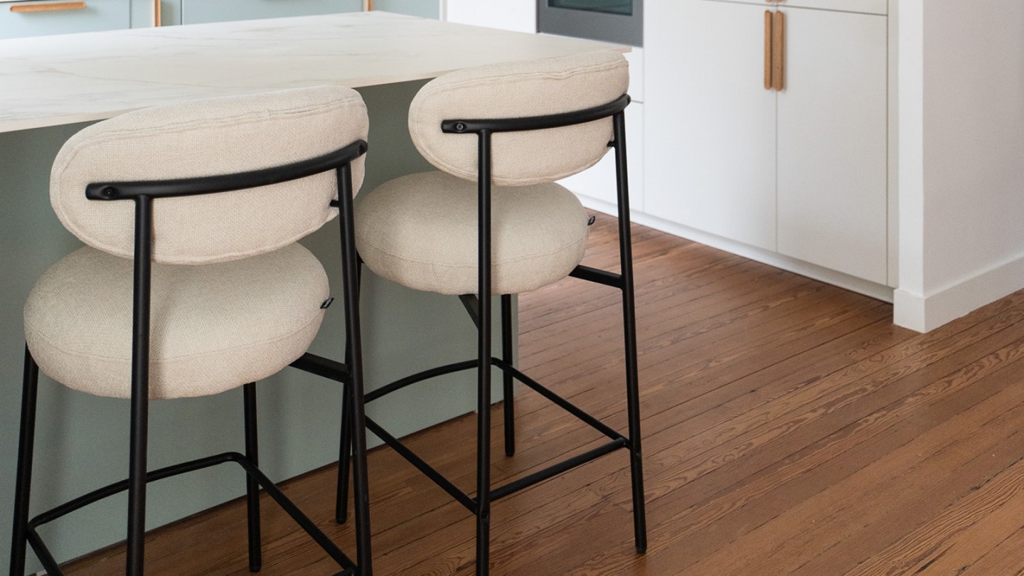 Lot de 2 tabourets de bar en tissu chenille beige - Orla Lot de 2 tabourets de bar en tissu chenille beige - Orla