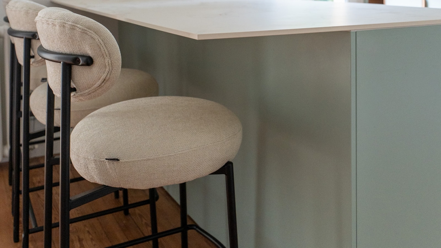 Lot de 2 tabourets de bar en tissu chenille beige - Orla Lot de 2 tabourets de bar en tissu chenille beige - Orla