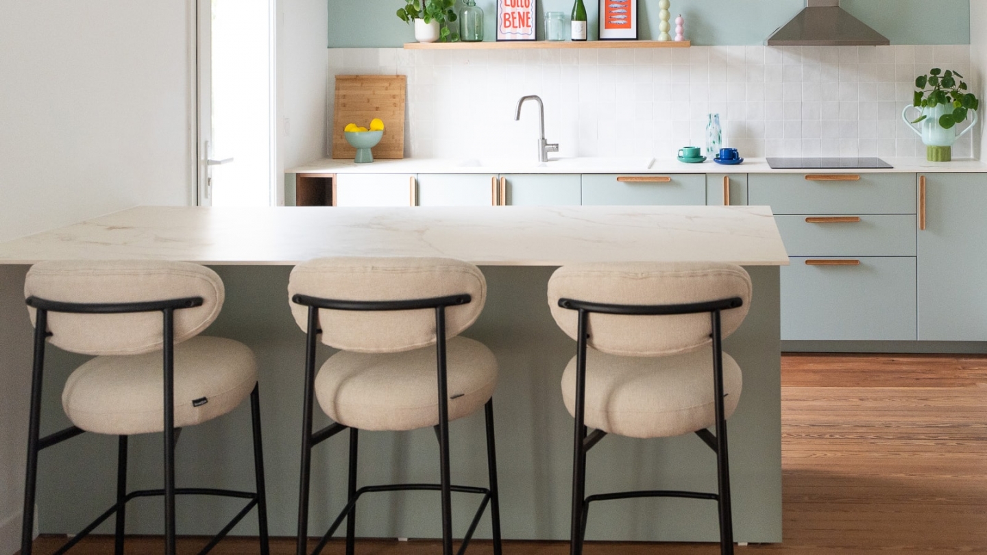 Lot de 2 tabourets de bar en tissu chenille beige - Orla Lot de 2 tabourets de bar en tissu chenille beige - Orla