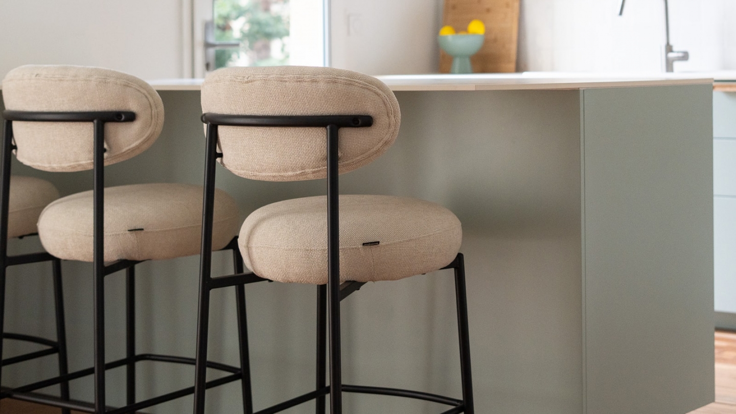 Lot de 2 tabourets de bar en tissu chenille beige - Orla Lot de 2 tabourets de bar en tissu chenille beige - Orla