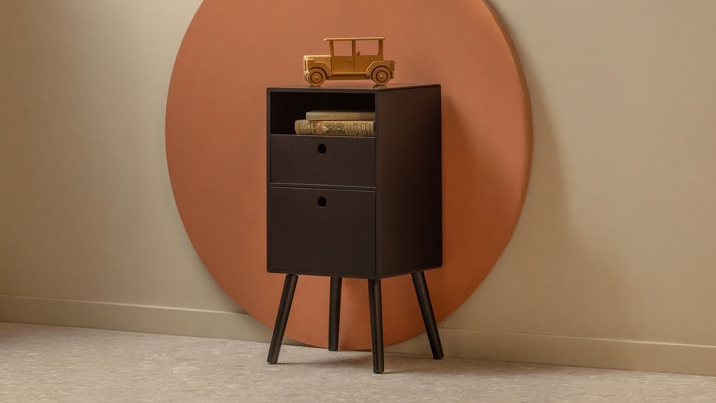 Table de chevet haut rétro 2 tiroirs 1 niche en bois laqué noir 36 cm - Ozzy Table de chevet haut rétro 2 tiroirs 1 niche en bois laqué noir 36 cm - Ozzy