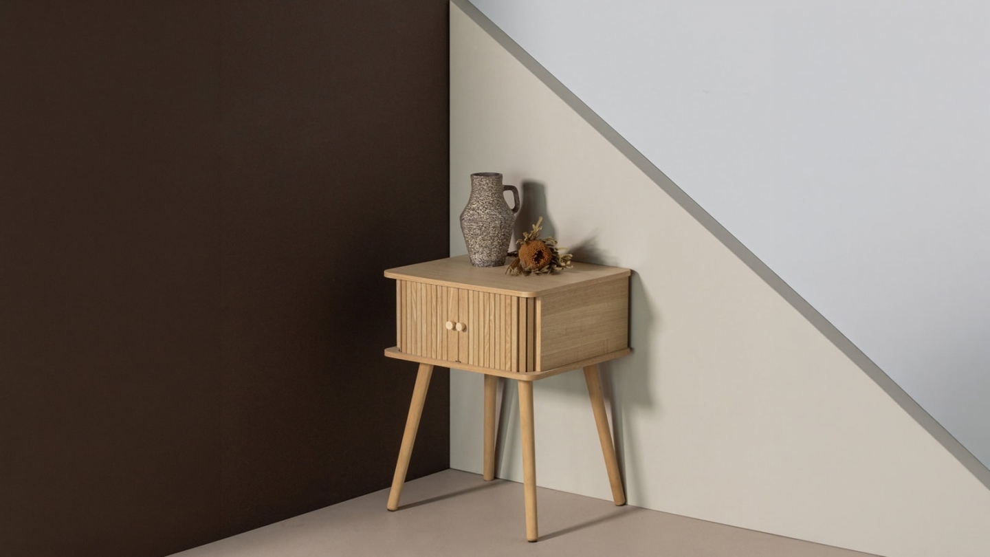 Table de chevet à portes coulissantes en bois clair cannelé 45 cm - Karri Table de chevet à portes coulissantes en bois clair cannelé 45 cm - Karri
