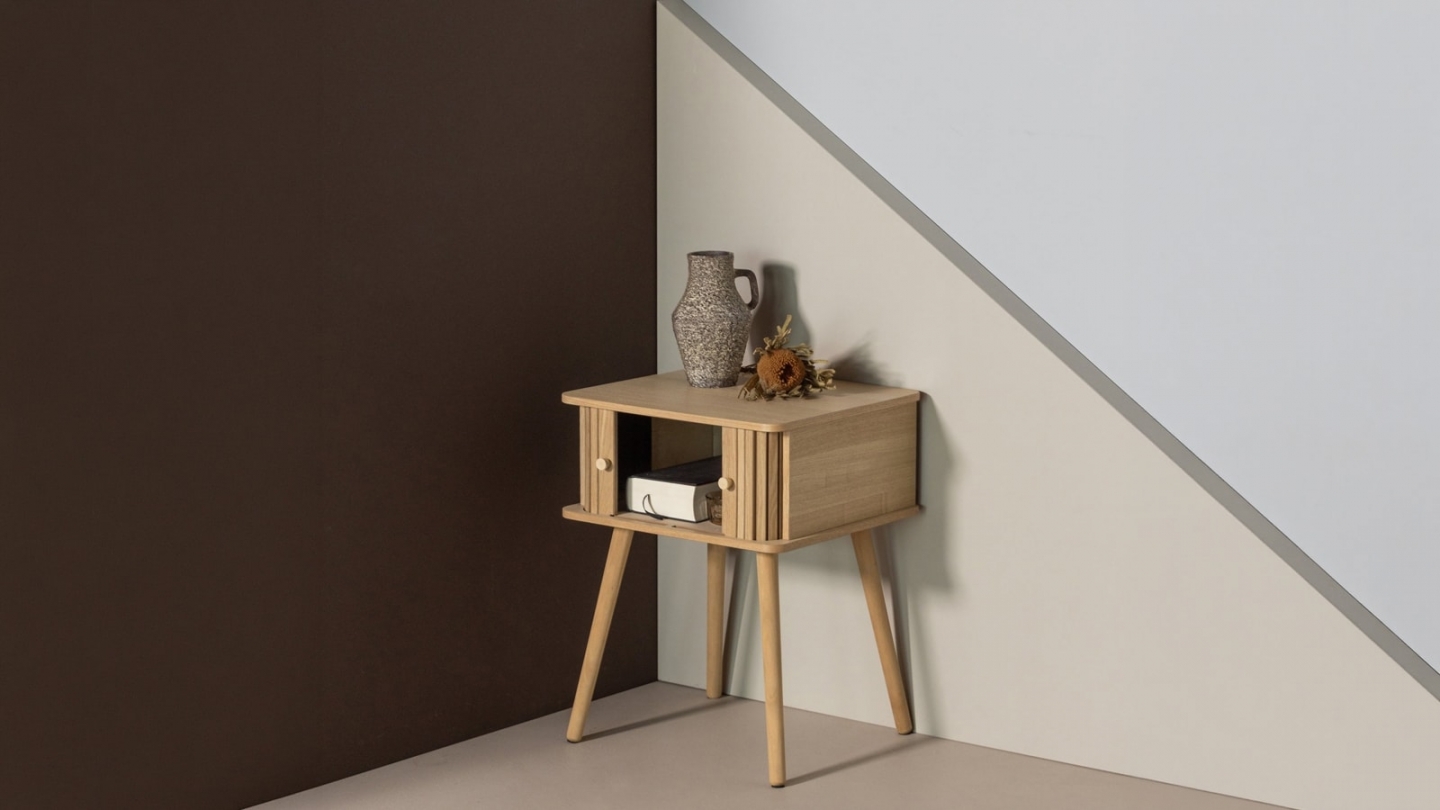 Table de chevet à portes coulissantes en bois clair cannelé 45 cm - Karri Table de chevet à portes coulissantes en bois clair cannelé 45 cm - Karri