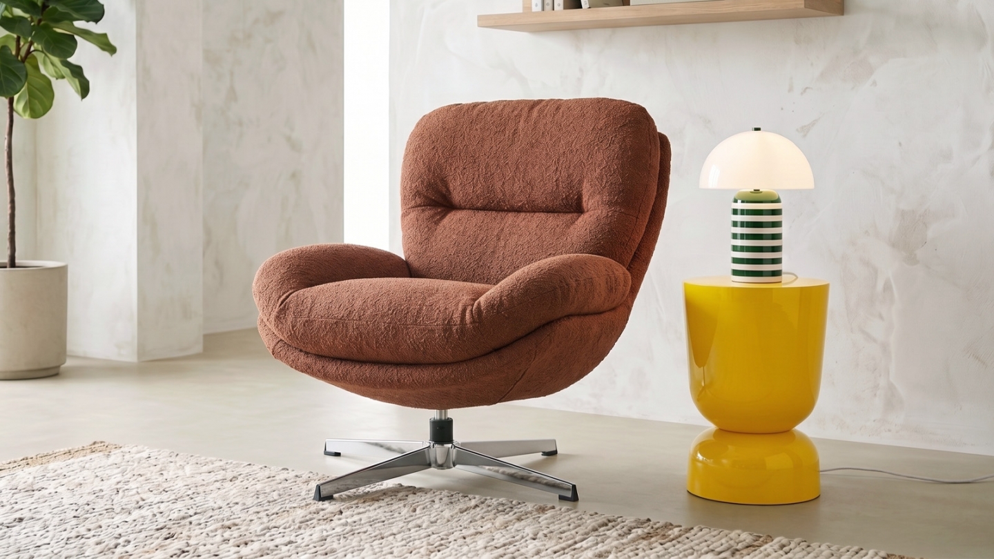 Fauteuil pivotant en tissu bouclé rouille et piètement chromé - Oli Fauteuil pivotant en tissu bouclé rouille et piètement chromé - Oli