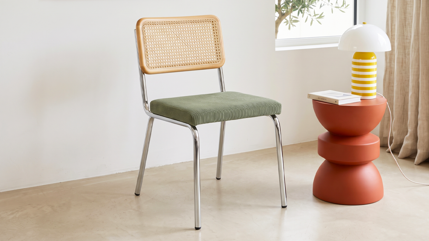 Lot de 2 chaises en acier chromé, cannage naturel et velours côtelé vert - Paula Lot de 2 chaises en acier chromé, cannage naturel et velours côtelé vert - Paula