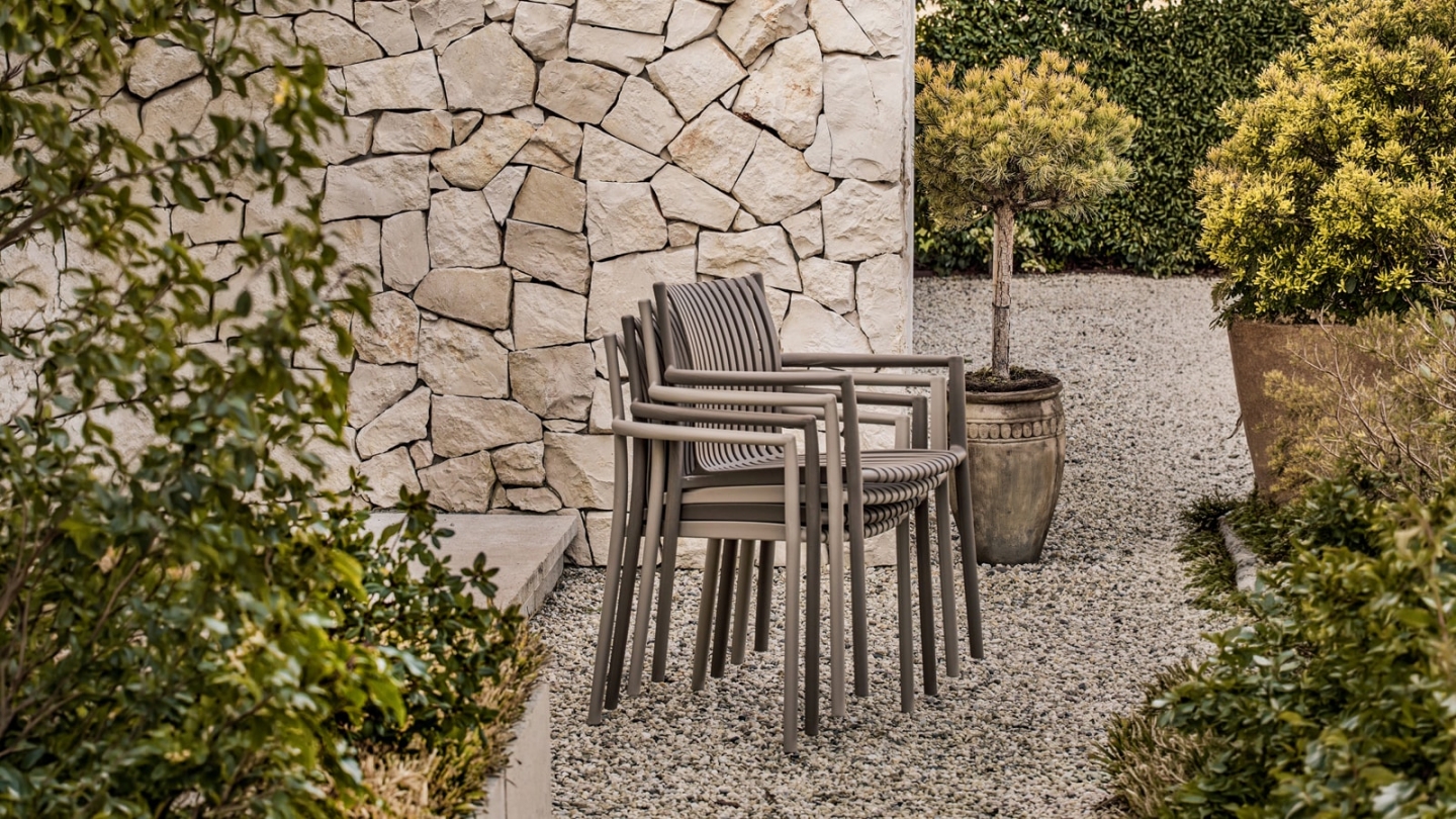 Lot de 2 chaises de jardin à lattes empilable sable - Easy going Lot de 2 chaises de jardin à lattes empilable sable - Easy going