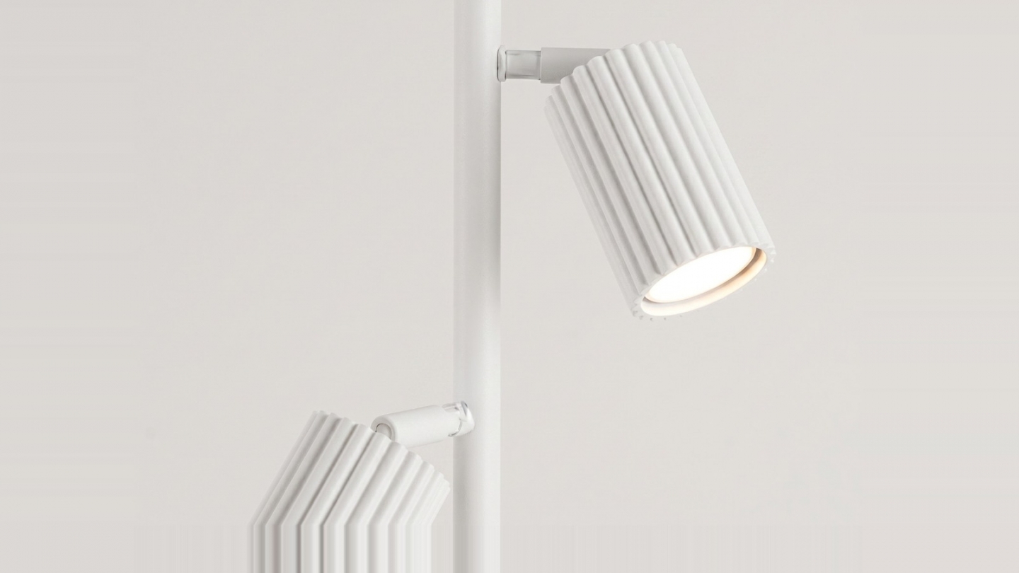 Lampadaire en aluminium blanc 155 cm 3 lumières - Karbon Lampadaire en aluminium blanc 155 cm 3 lumières - Karbon