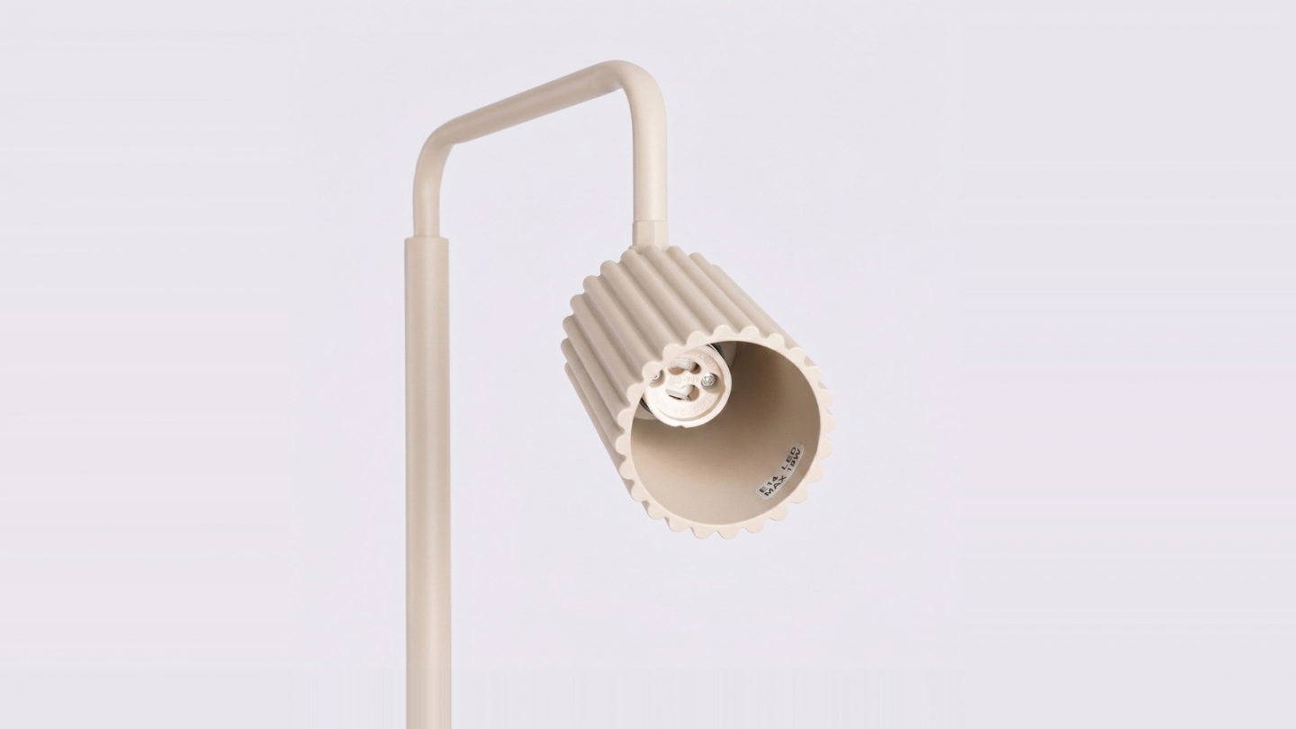Lampadaire en aluminium beige 160 cm - Karbon Lampadaire en aluminium beige 160 cm - Karbon