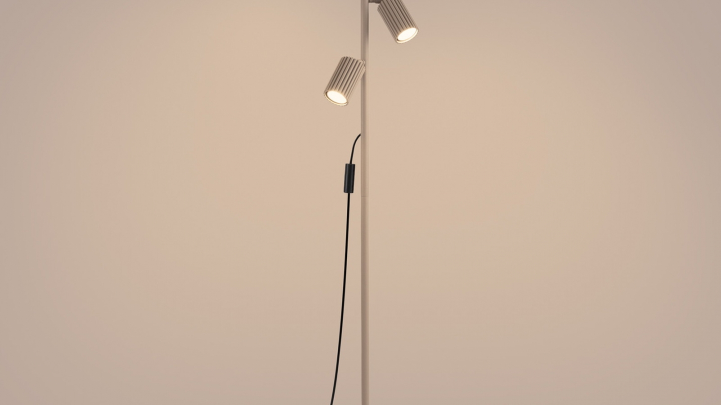 Lampadaire en aluminium taupe 155 cm 3 lumières - Karbon Lampadaire en aluminium taupe 155 cm 3 lumières - Karbon