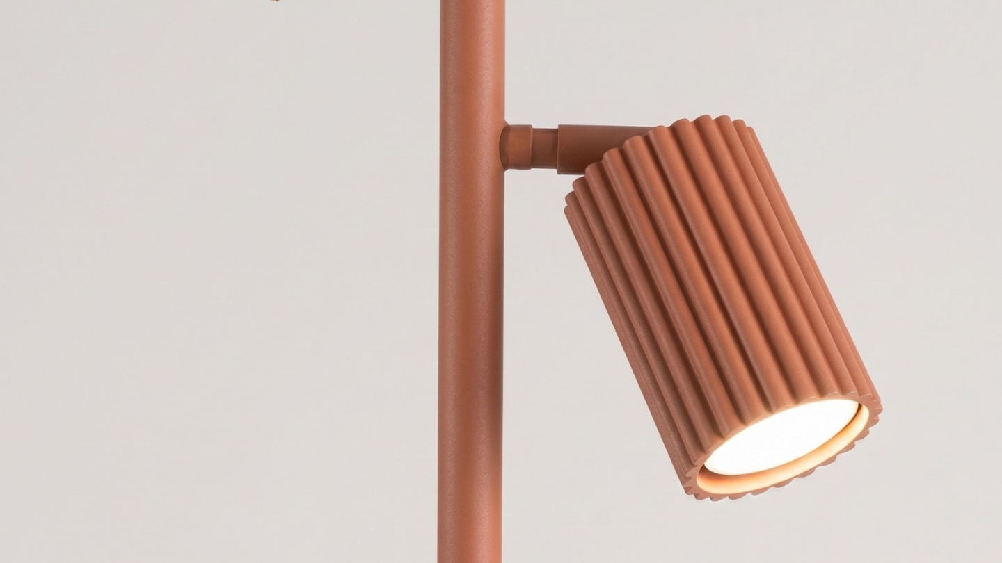 Lampadaire en aluminium terracotta 155 cm 3 lumières - Karbon Lampadaire en aluminium terracotta 155 cm 3 lumières - Karbon