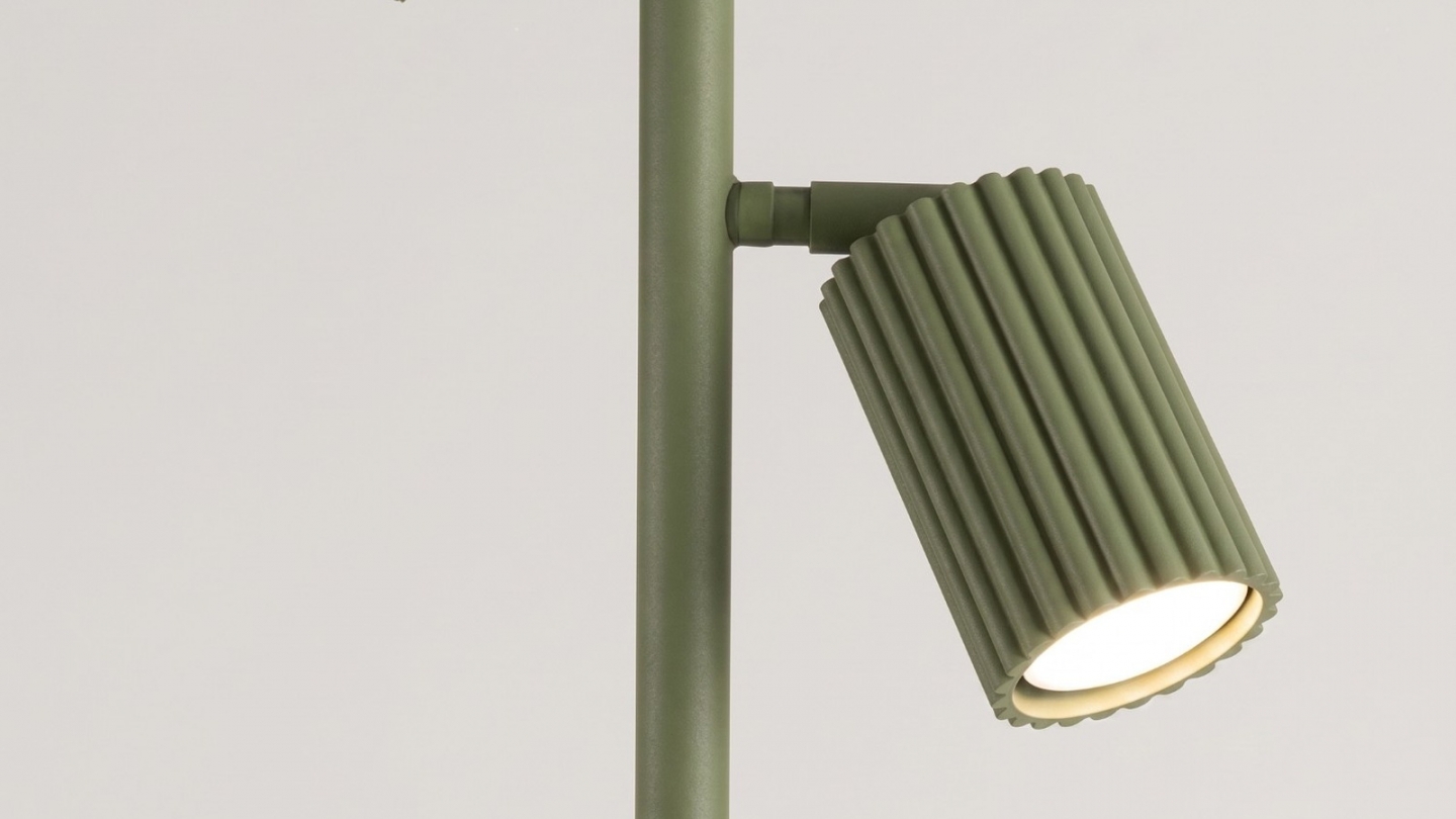 Lampadaire en aluminium vert olive 155 cm 3 lumières - Karbon Lampadaire en aluminium vert olive 155 cm 3 lumières - Karbon