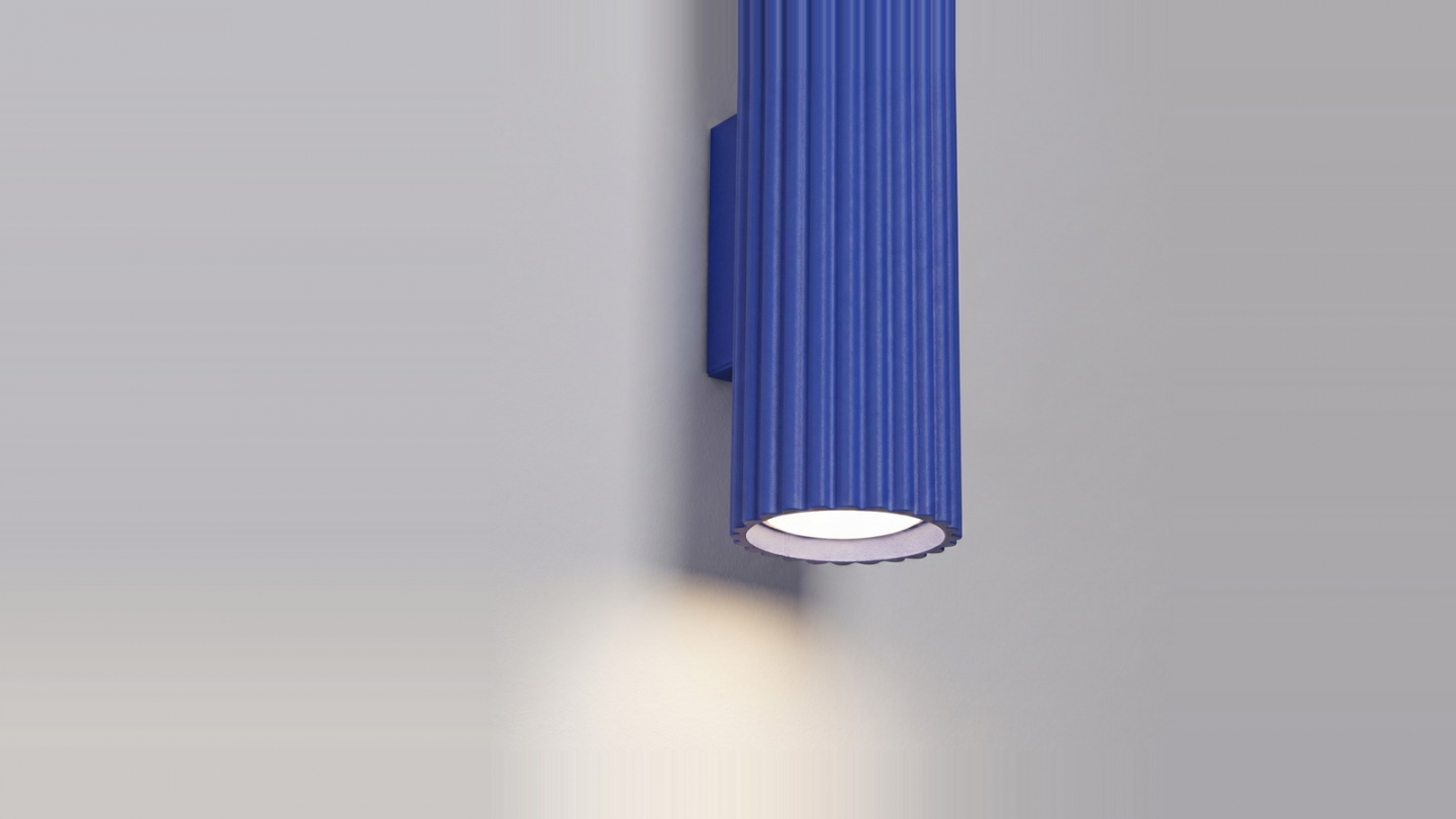 Applique en aluminium cannelé 20 cm bleu - Karbon Applique en aluminium cannelé 20 cm bleu - Karbon