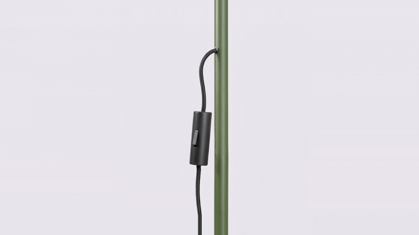 Lampadaire en métal vert olive 165 cm - Nox Lampadaire en métal vert olive 165 cm - Nox