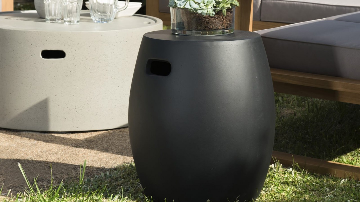 Table d'appoint de jardin ronde en béton noir - Collection Victor